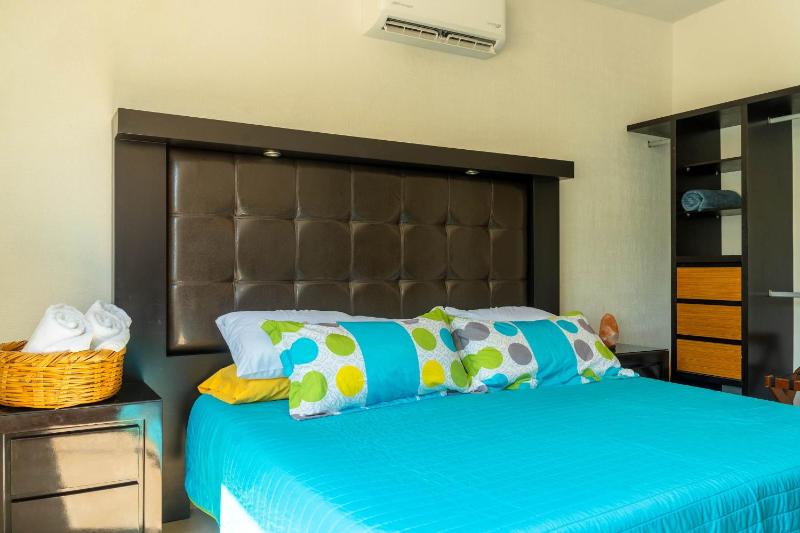 Family House with Pool 10 min airport - image 5