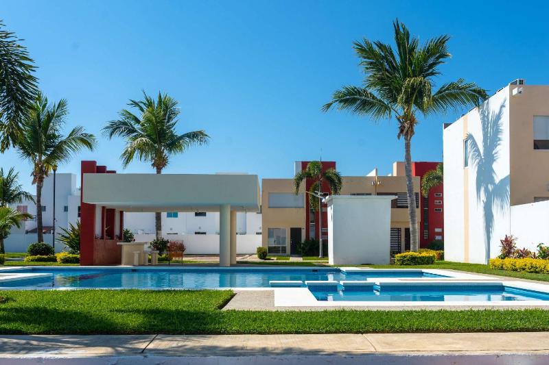 Family House with Pool 10 min airport - image 37