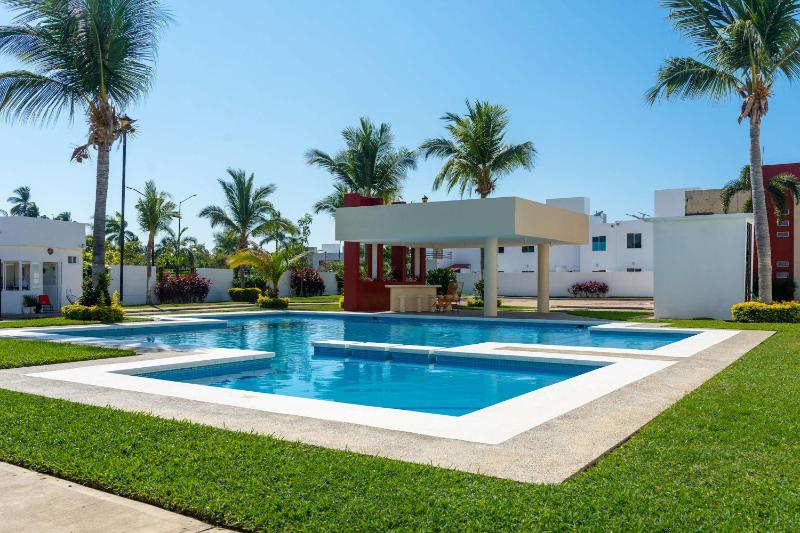 Family House with Pool 10 min airport - image 22