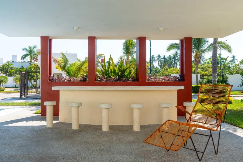 Family House with Pool 10 min airport - image 39