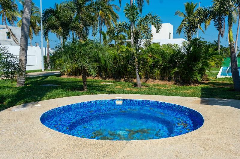Family House with Pool 10 min airport - image 26