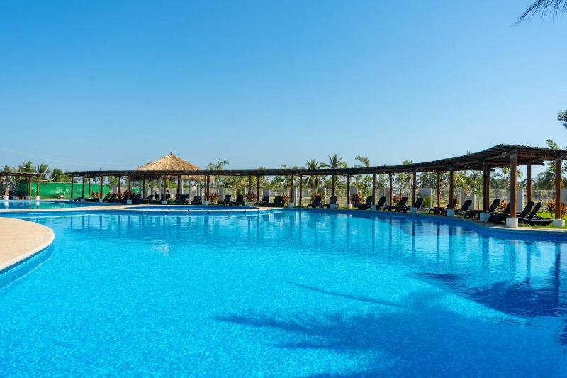 Family House with Pool 10 min airport - image 9