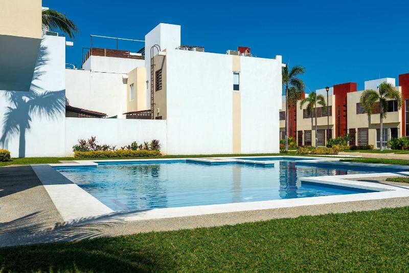 Family House with Pool 10 min airport - image 29