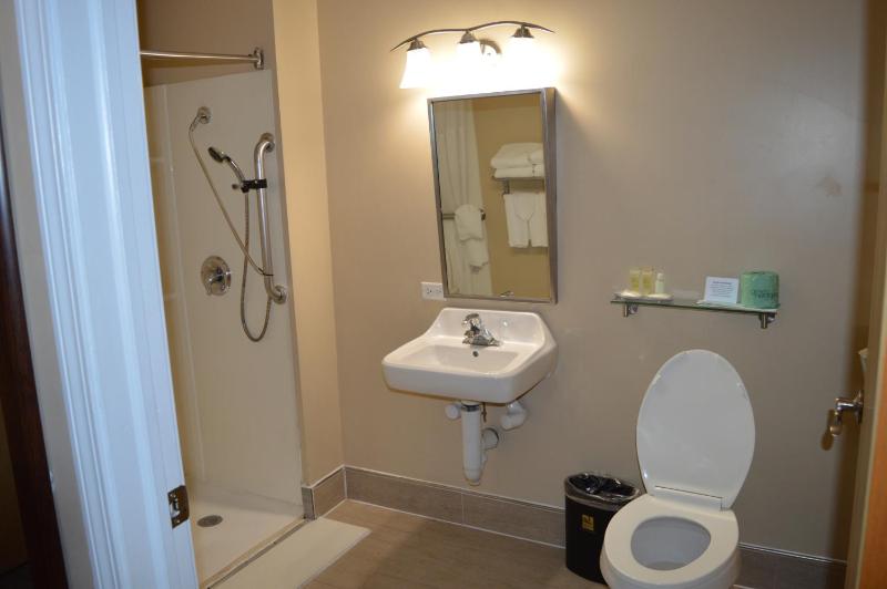 Double Room with Two Double Beds - Disability Access/Non-Smoking image 4