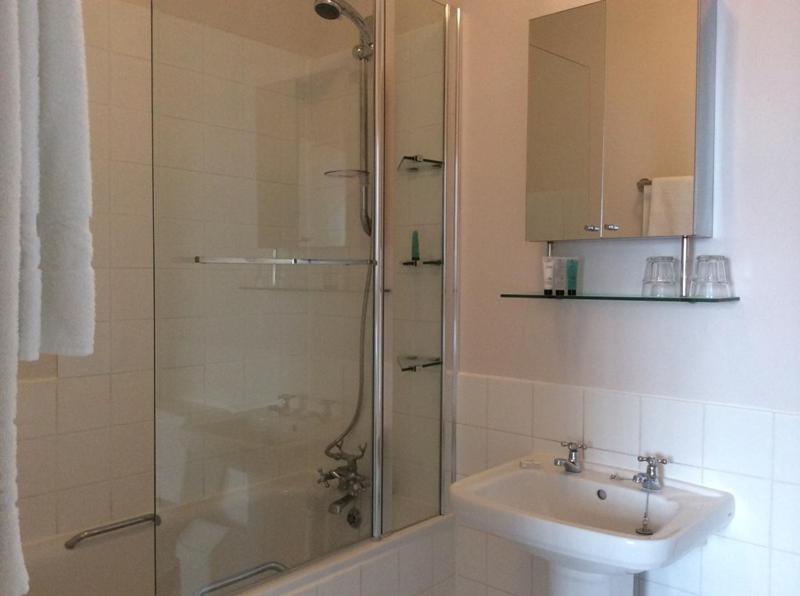 Deluxe Double Room with Bath image 3