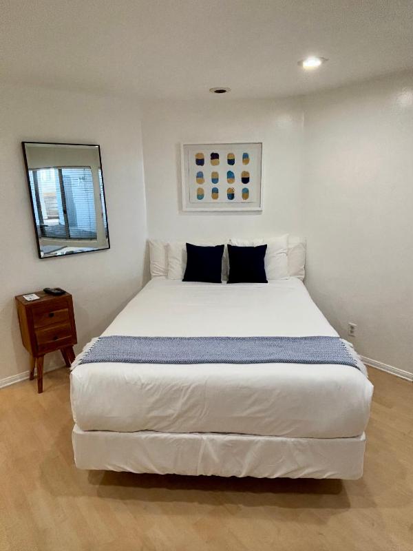 Queen Room with Spa Tub (Fuego) image 3