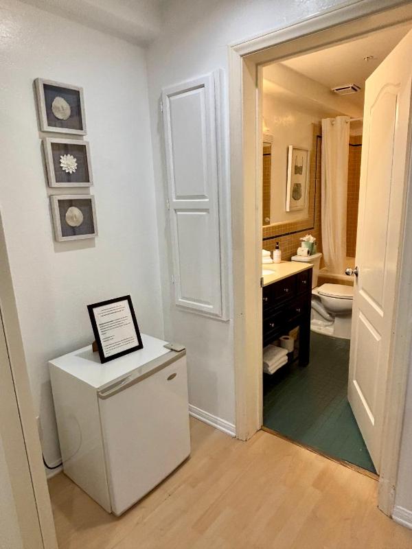 Queen Room with Spa Tub (Fuego) image 4