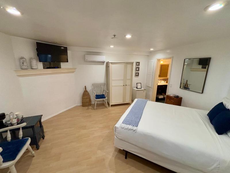 Queen Room with Spa Tub (Fuego) image 3