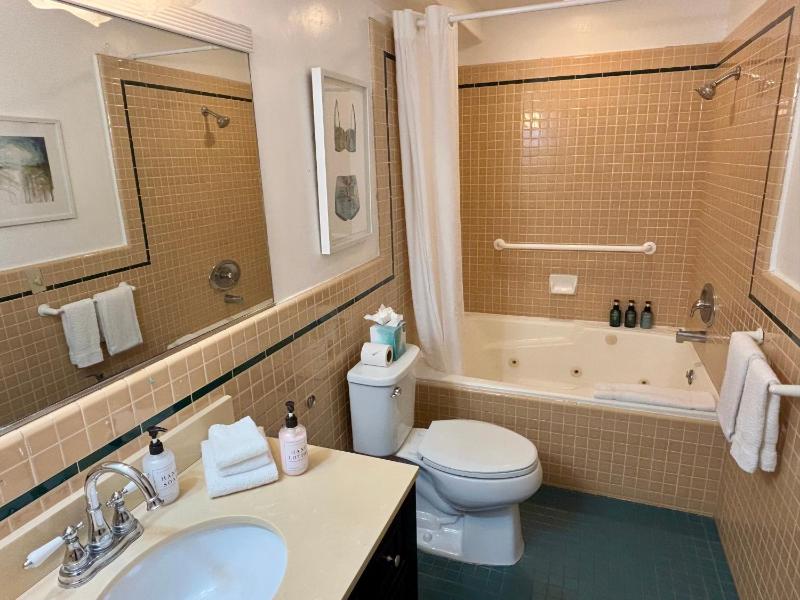 Queen Room with Spa Tub (Fuego) image 2
