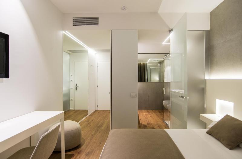 Business Queen Room image 4