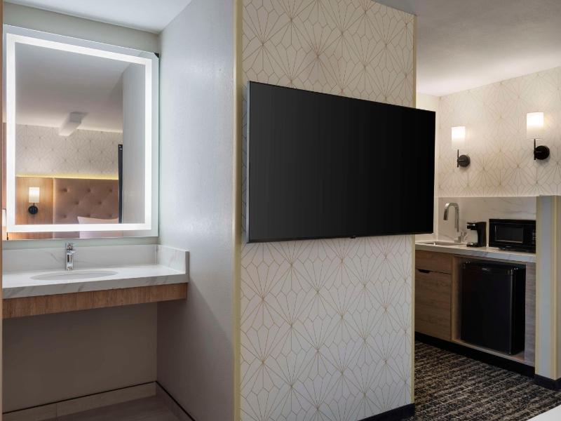King Room with Accessible Tub - Disability Access image 2