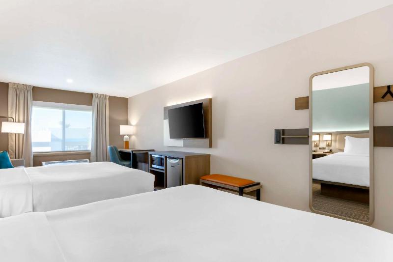 Queen Suite with Two Queen Beds - Non-Smoking image 4