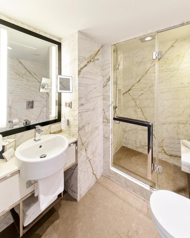 Corner Double Room with City View image 2