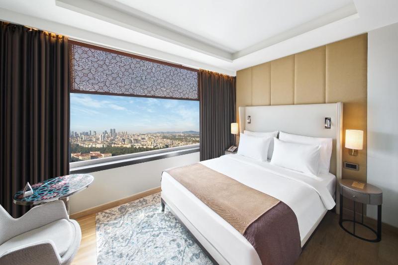 Corner Double Room with City View image 4