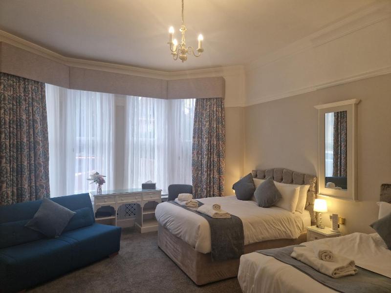 Deluxe Family Room image 3