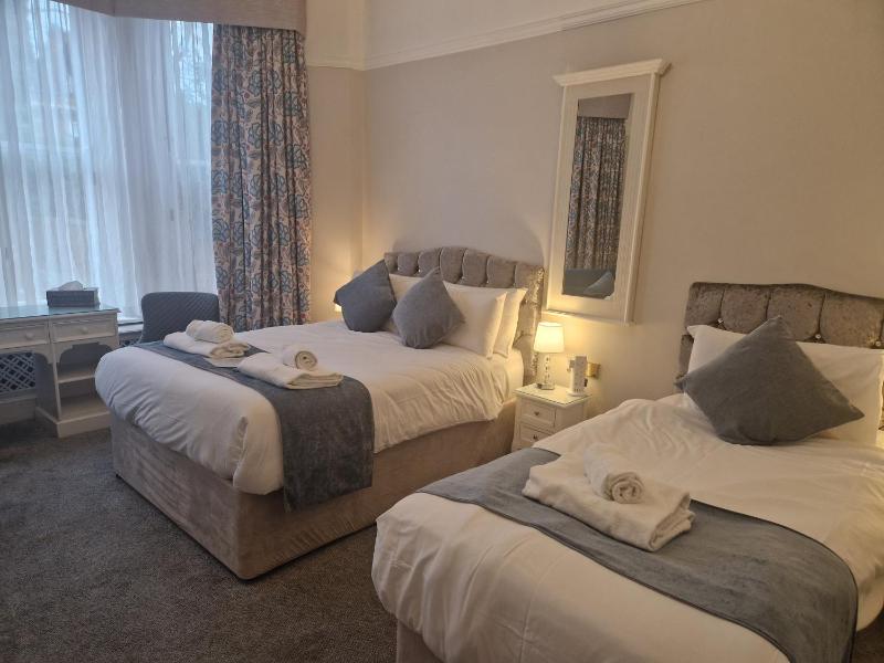 Deluxe Family Room image 4