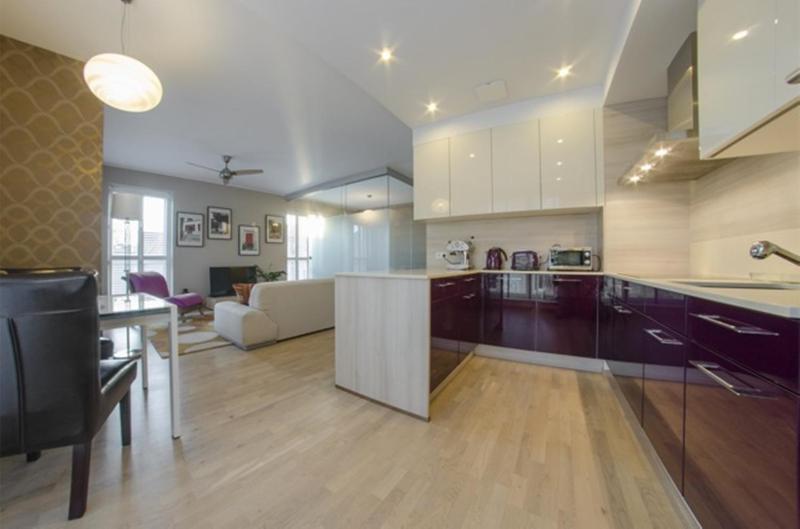 One Bedroom Deluxe Apartment with Balcony and City View image 2