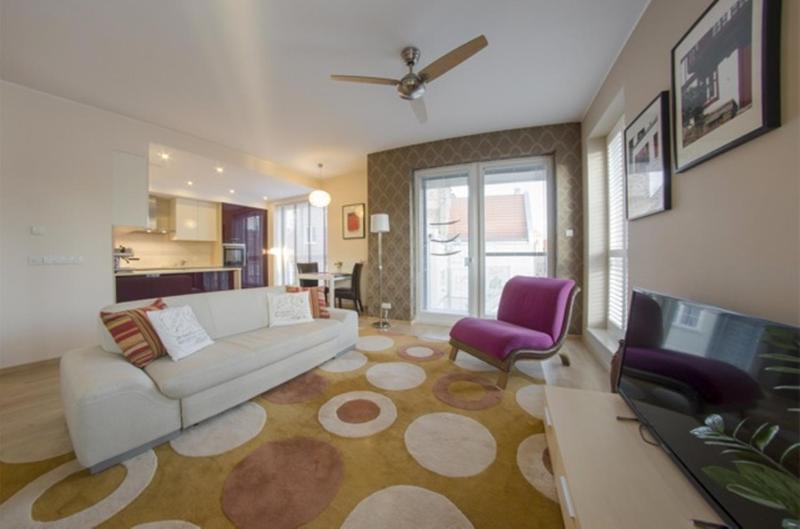 One Bedroom Deluxe Apartment with Balcony and City View image 3