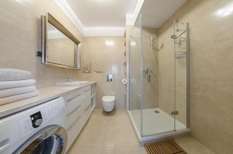 One Bedroom Deluxe Apartment with Balcony and City View image 4