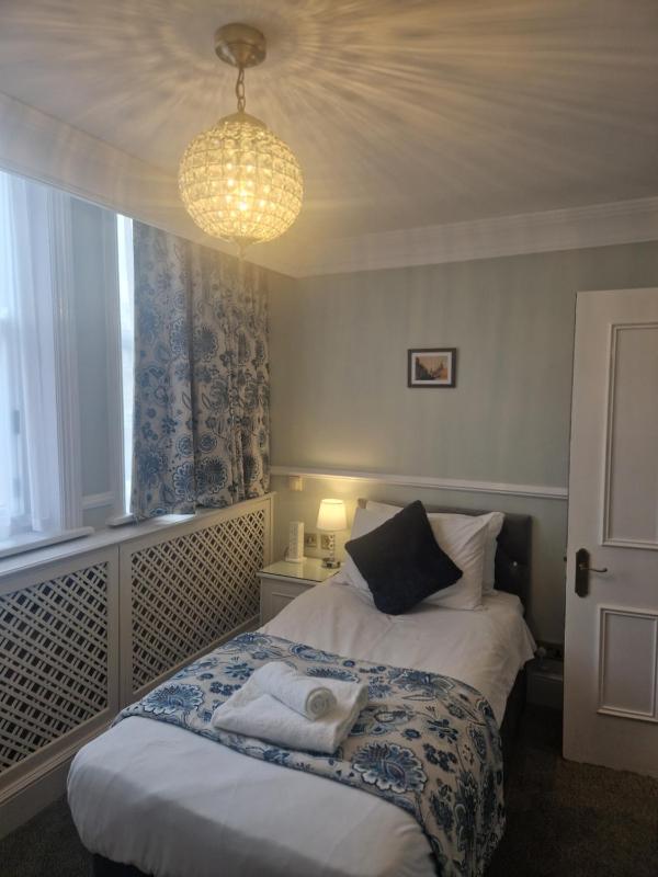 Single Room image 3