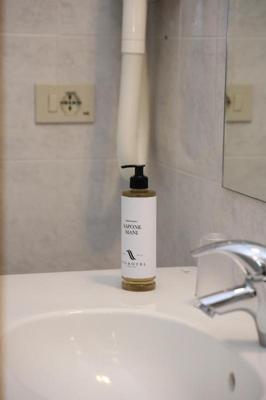 Camera Matrimoniale Superior con Vista Mare Parziale e Balcone image 3