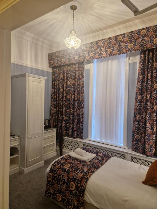 Small Single Room image 3