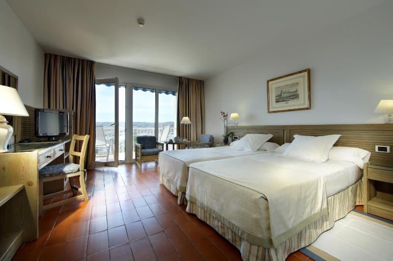 Standard Double Room image 3