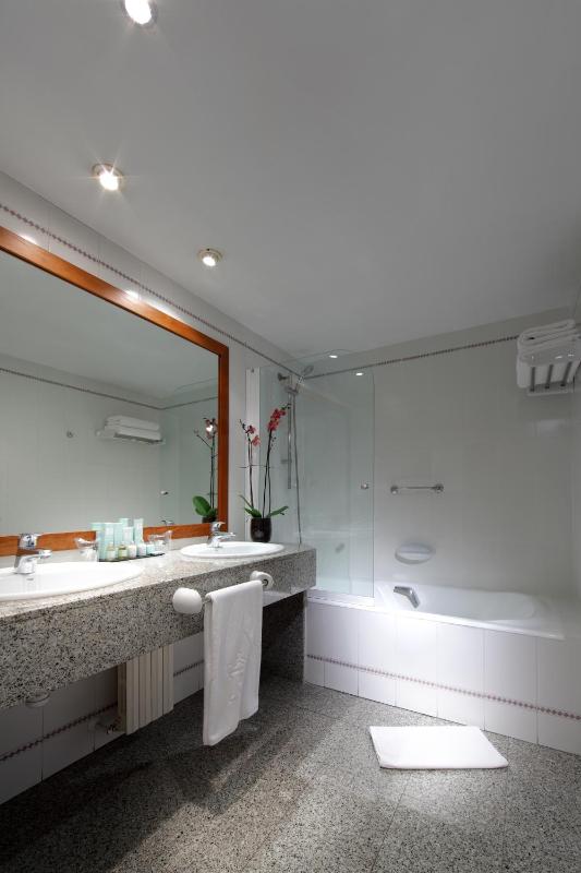 Standard Double Room image 4