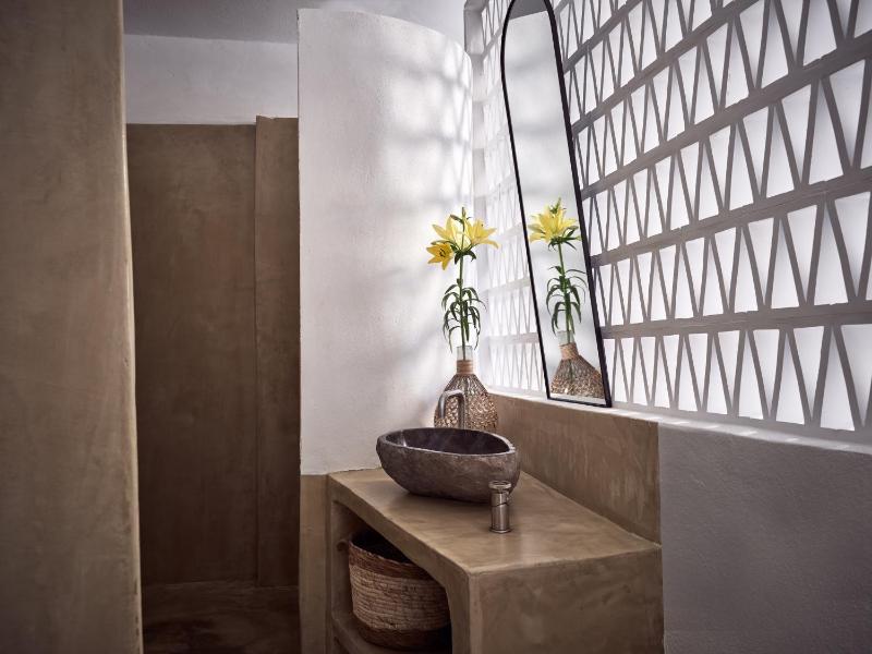 Superior Honeymoon Plunge Pool Suite with Sunset View image 2