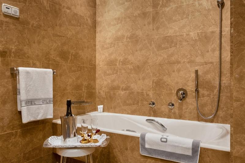 Deluxe Double or Twin Room image 3