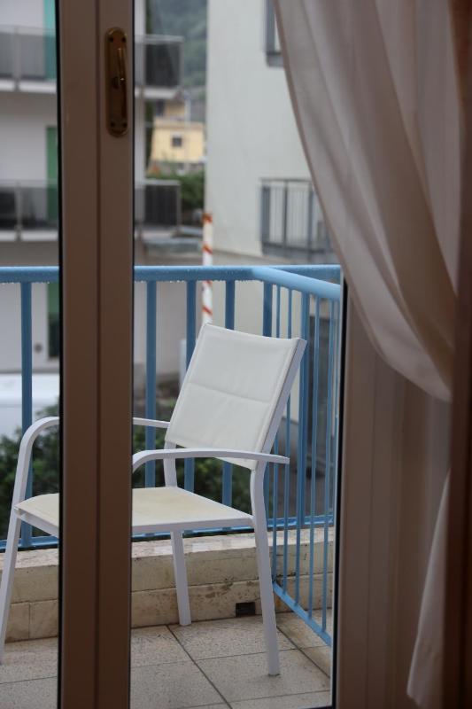 Camera Matrimoniale Superior con Vista Mare Parziale e Balcone image 2