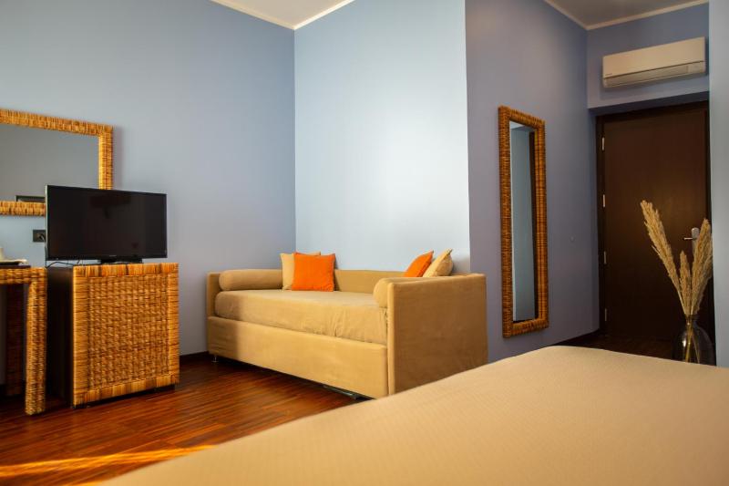 Classic Quadruple Room image 3