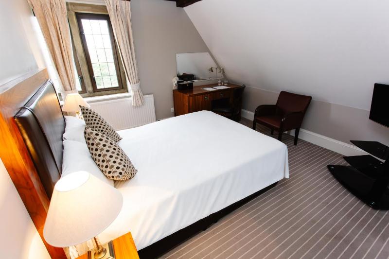 Classic Double Room image 3