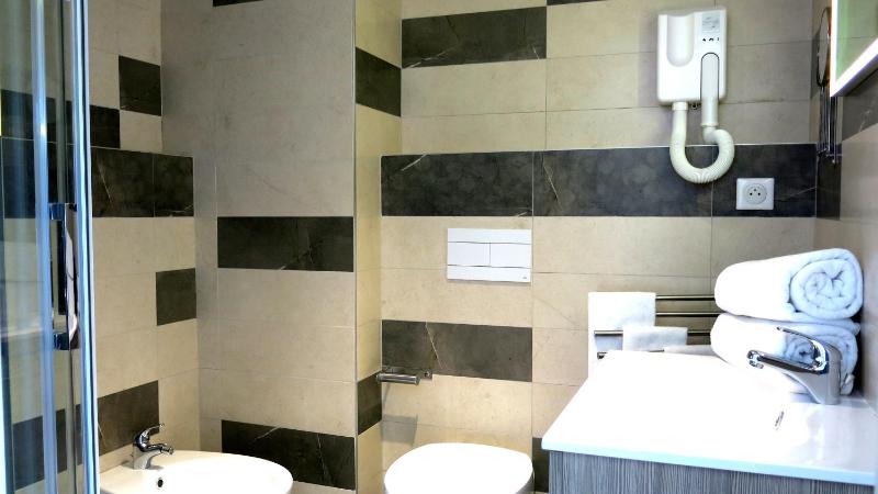 Twin Room image 2