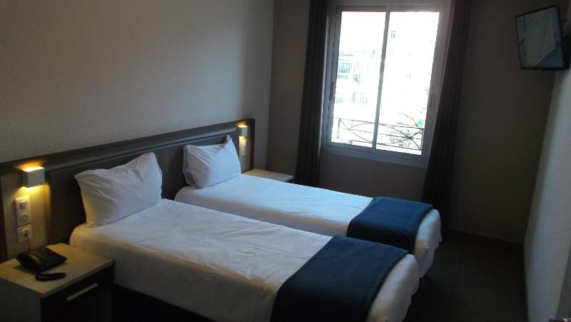 Twin Room image 4