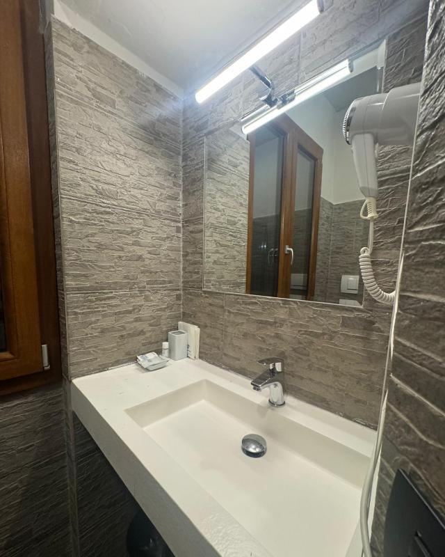 Economy Queen Room image 3