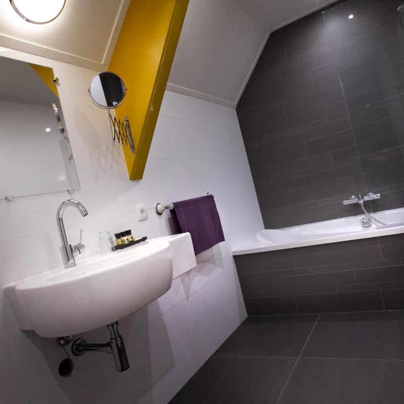 Twin Room with Bath image 3