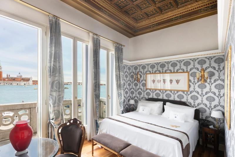 Deluxe Double or Twin Room with Lagoon View and Balcony image 3