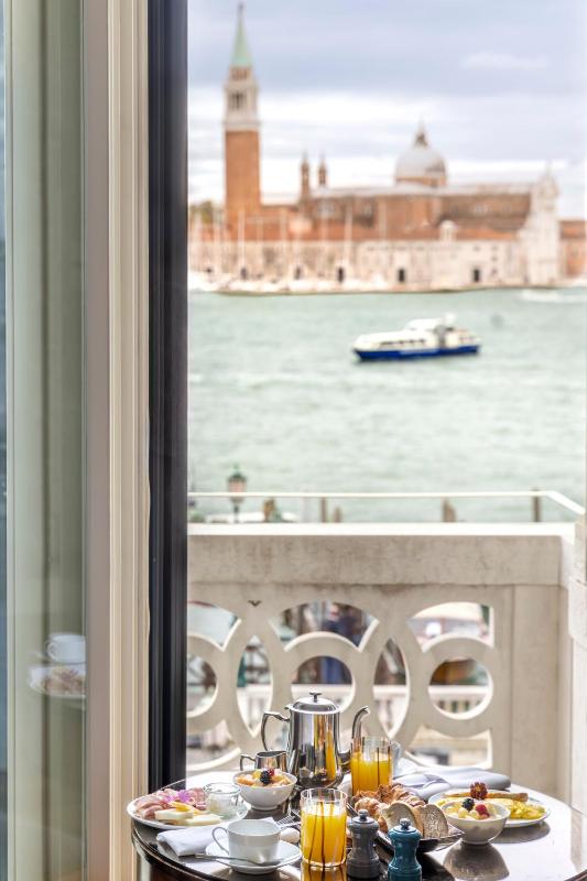 Deluxe Double or Twin Room with Lagoon View and Balcony image 4