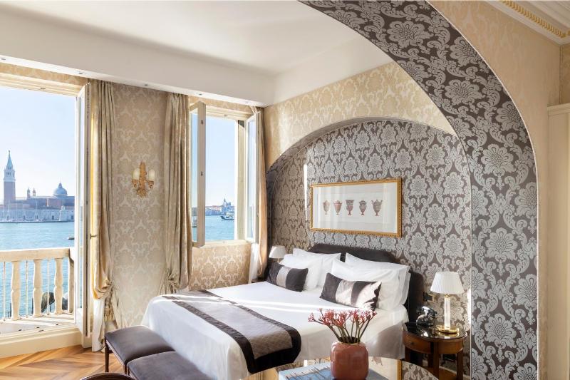 Junior Suite with Lagoon View and Balcony image 2
