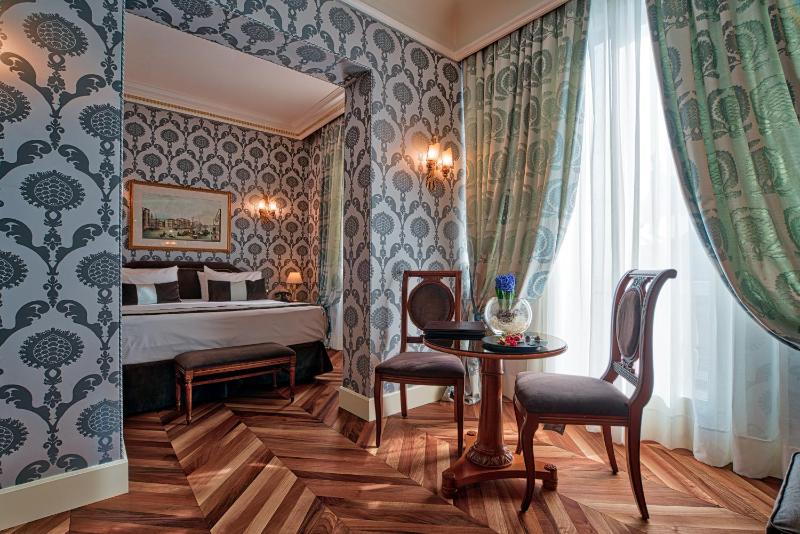 Junior Suite with Lagoon View and Balcony image 3