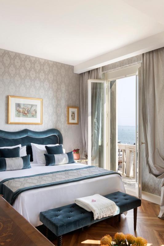 Junior Suite with Lagoon View and Balcony image 4