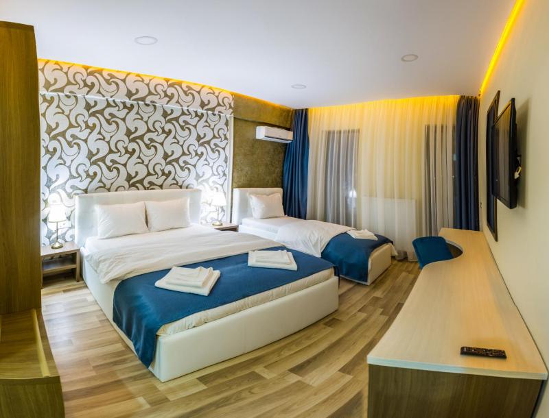 Deluxe Triple Room image 1