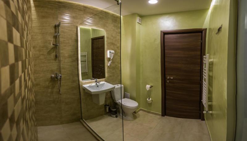 Deluxe Triple Room image 3