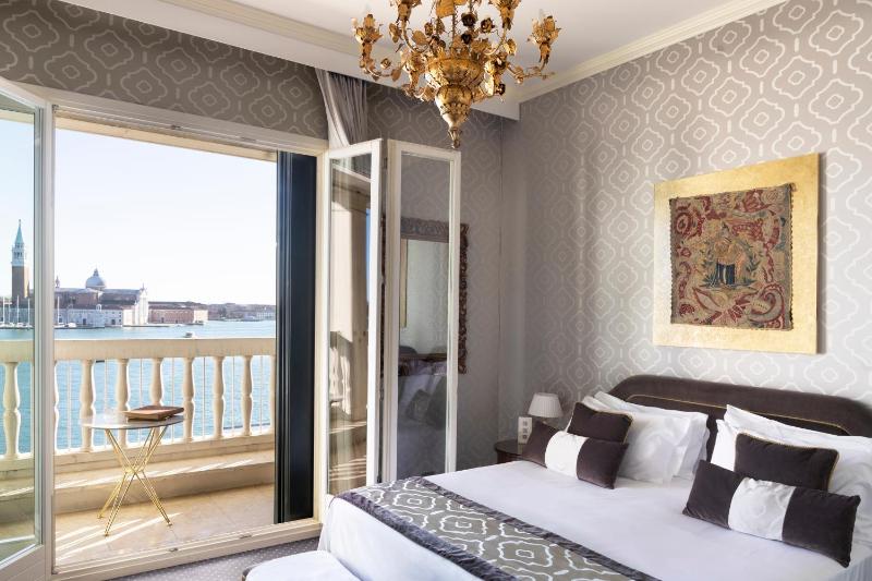 Junior Suite with Lagoon View and Terrace image 4