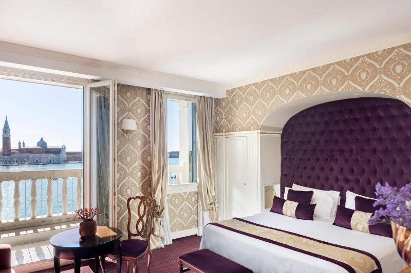Junior Suite with Lagoon View and Terrace image 3