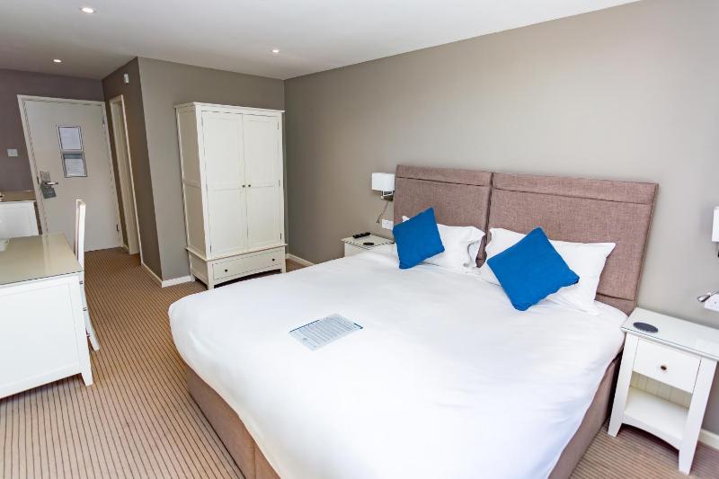 Large Double or Twin Room image 3