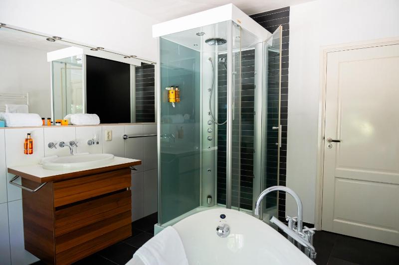 Deluxe Suite with Spa Bath image 3