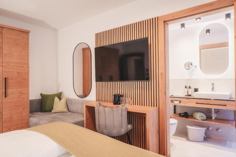 Double Room image 3