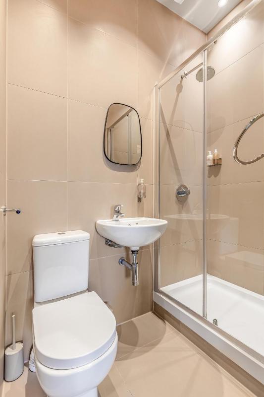 Deluxe Double Room with Extra Bed image 4